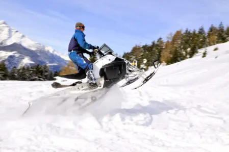 Snowmobil-Fahrt im Schnee