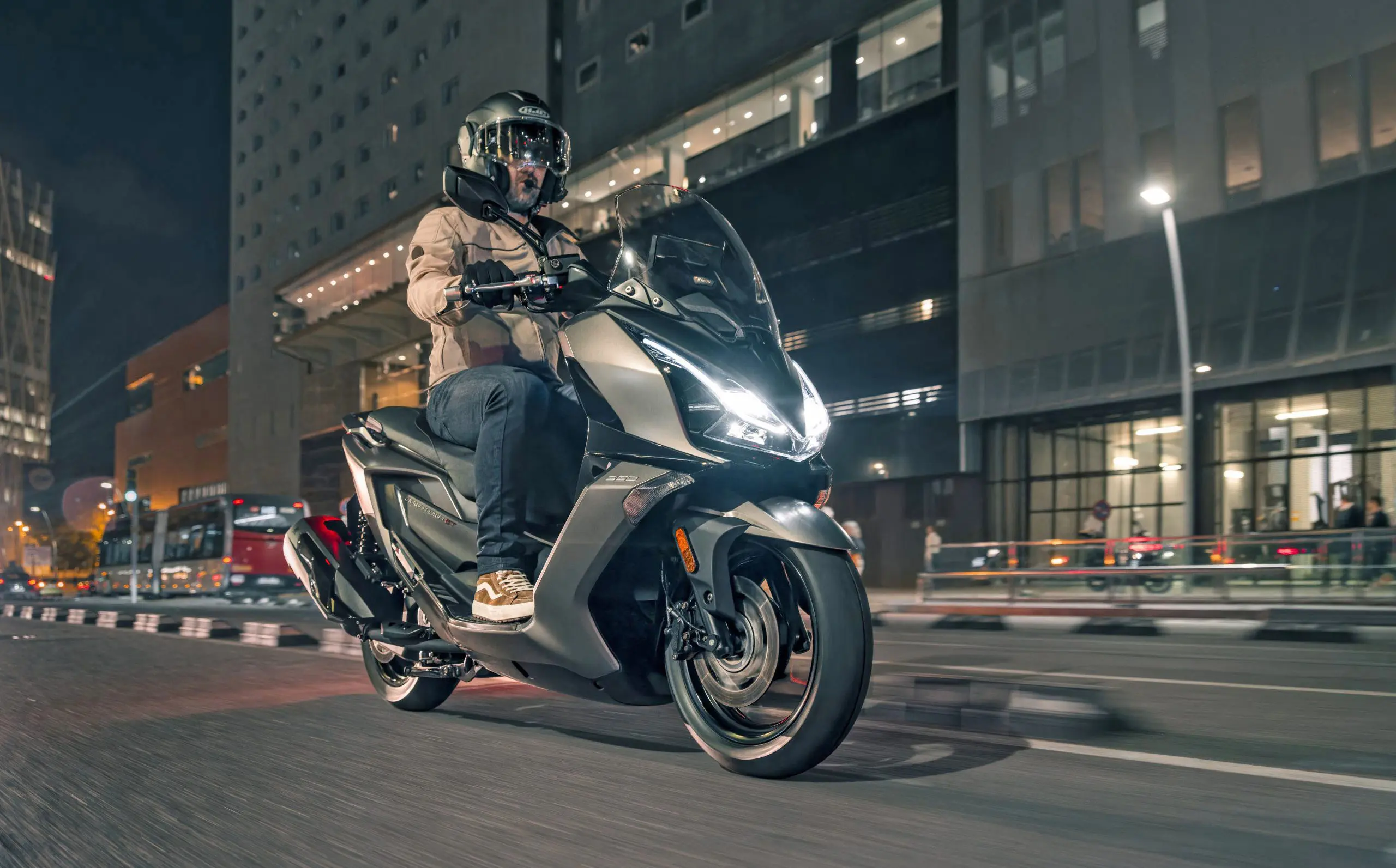 Fahrer auf einem KYMCO Roller in der Stadt