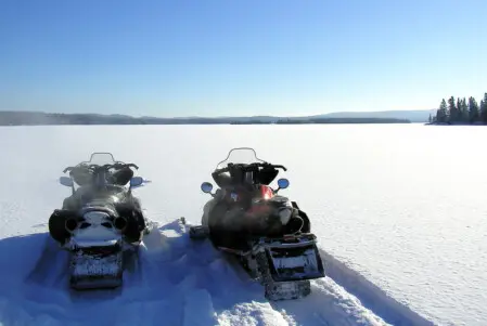 Zwei Snowmobile in einer Schneelandschaft